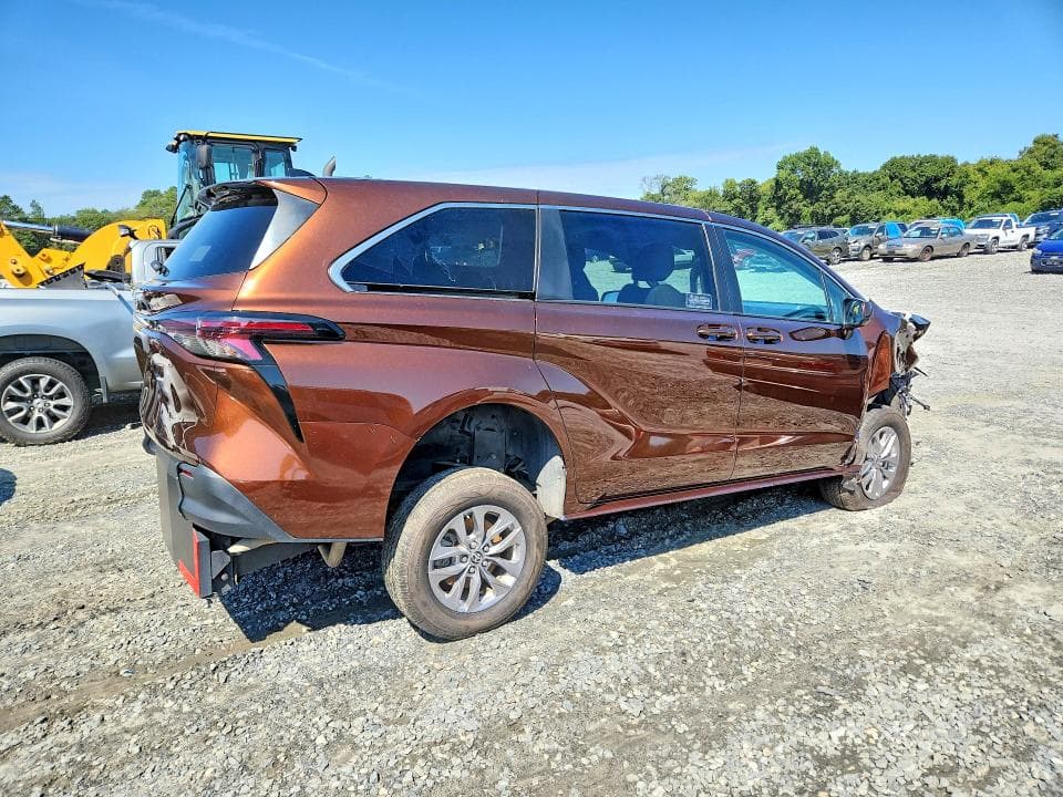 2024 TOYOTA SIENNA LE 3