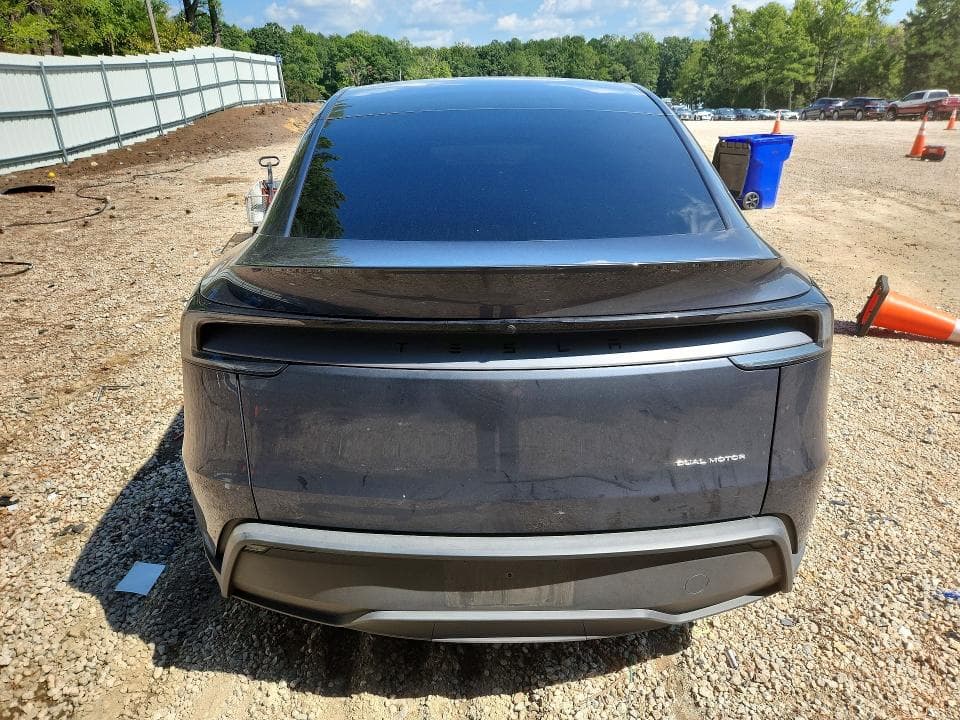 2026 TESLA MODEL Y 6