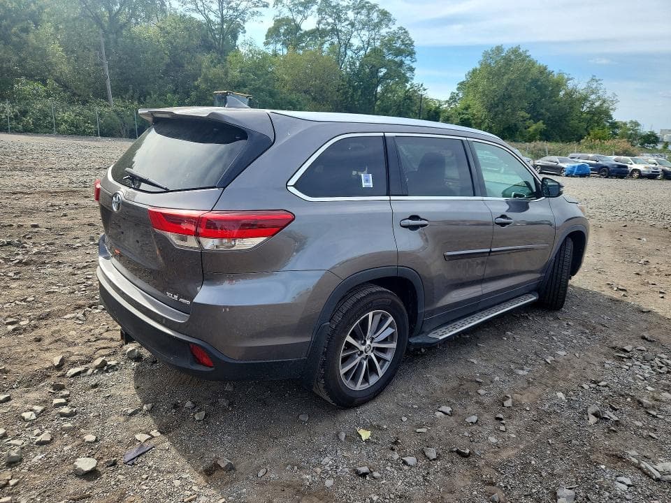 2019 TOYOTA HIGHLANDER XLE 3