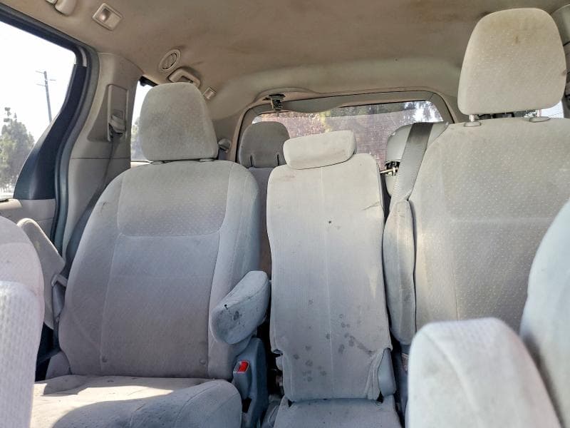 2017 TOYOTA SIENNA LE 10
