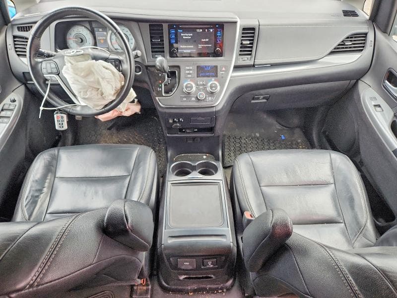2017 TOYOTA SIENNA SE 8