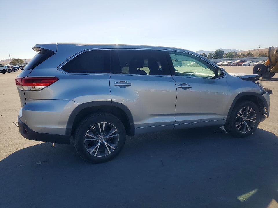 2018 TOYOTA HIGHLANDER LE 3