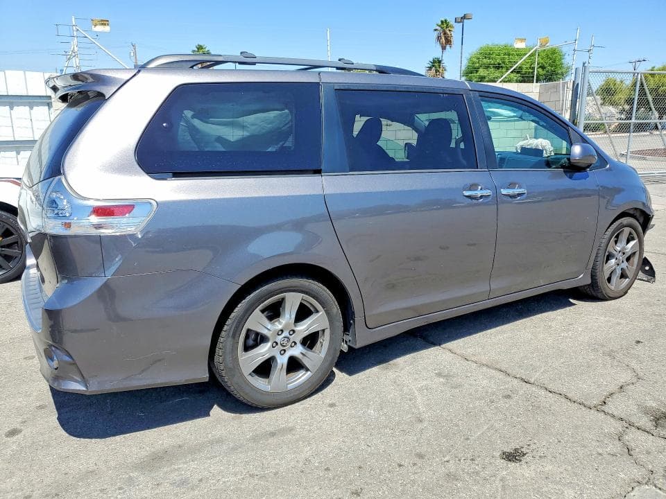 2018 TOYOTA SIENNA SE 8-PASSENGER 3