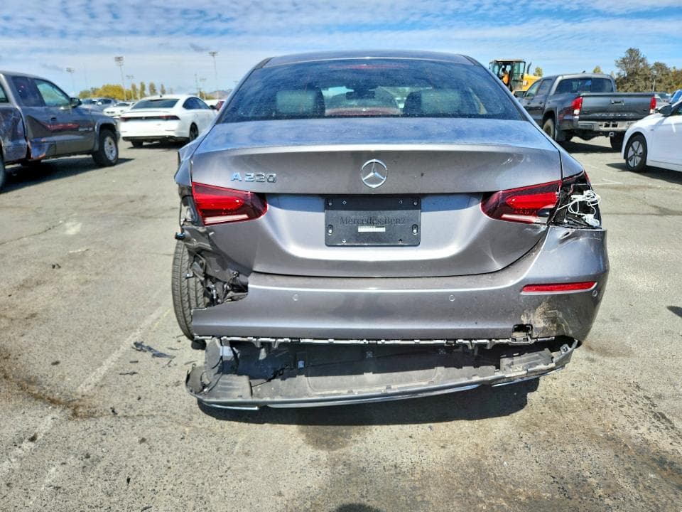 2022 MERCEDES-BENZ A 220 6
