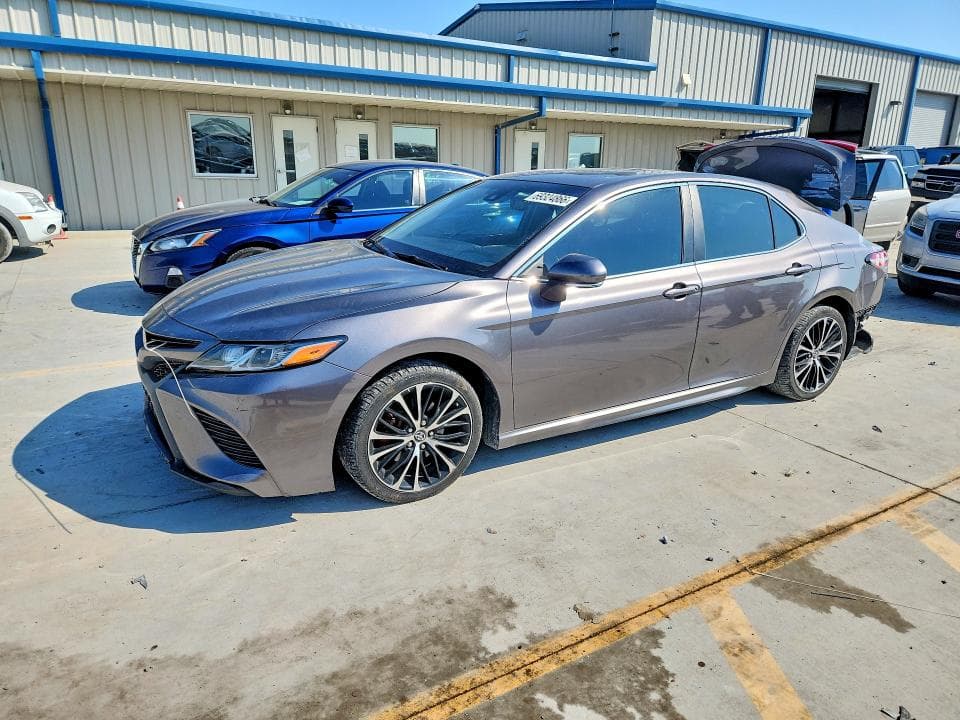 2018 TOYOTA CAMRY SE - 1