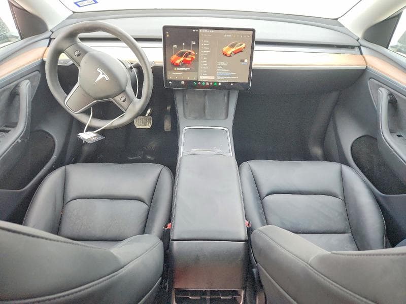 2025 TESLA MODEL Y 8