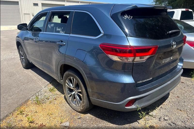 2017 TOYOTA HIGHLANDER LE 3