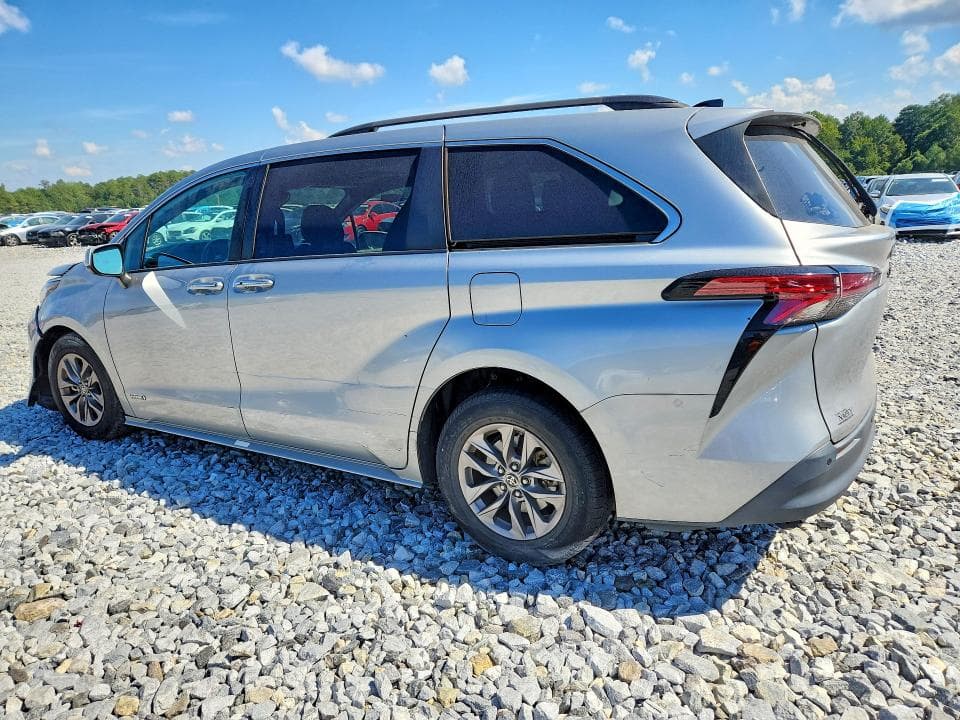 2021 TOYOTA SIENNA XLE 2