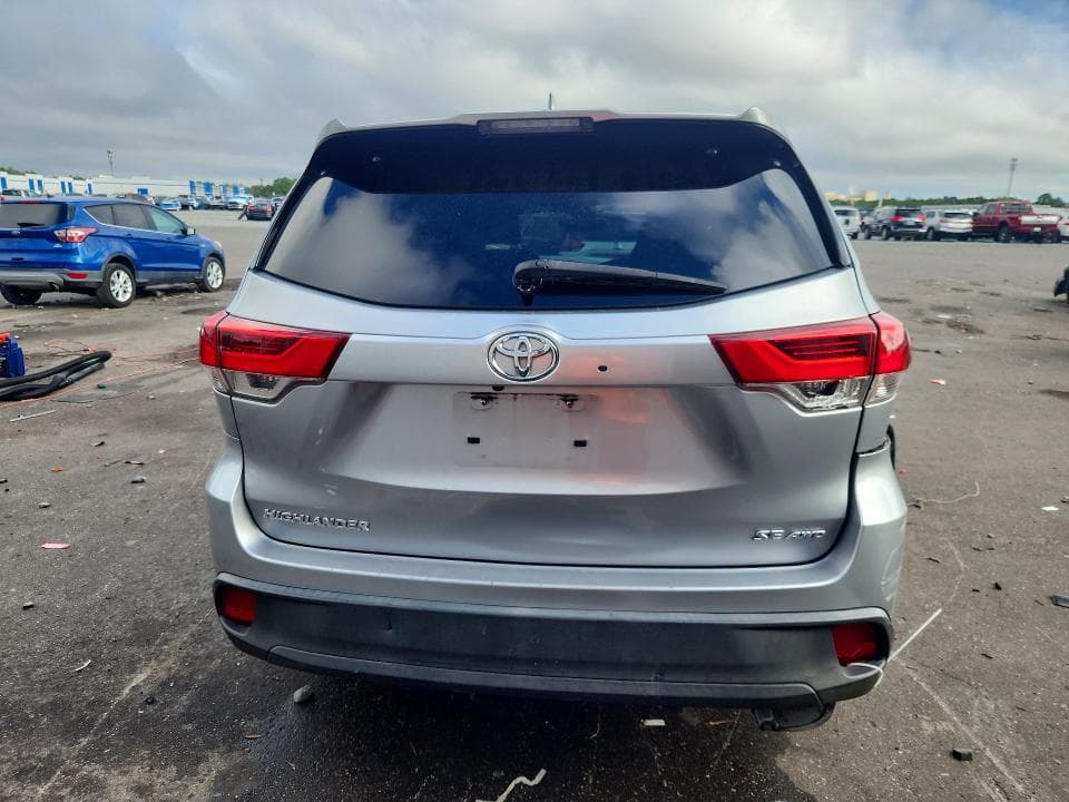 2017 TOYOTA HIGHLANDER SE 6
