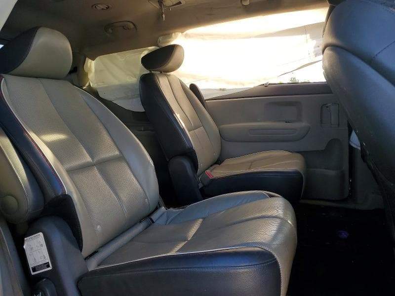2017 KIA SEDONA LX 11