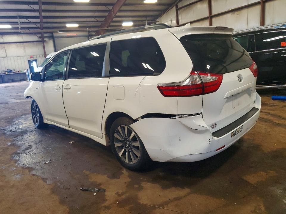 2019 TOYOTA SIENNA LE 2