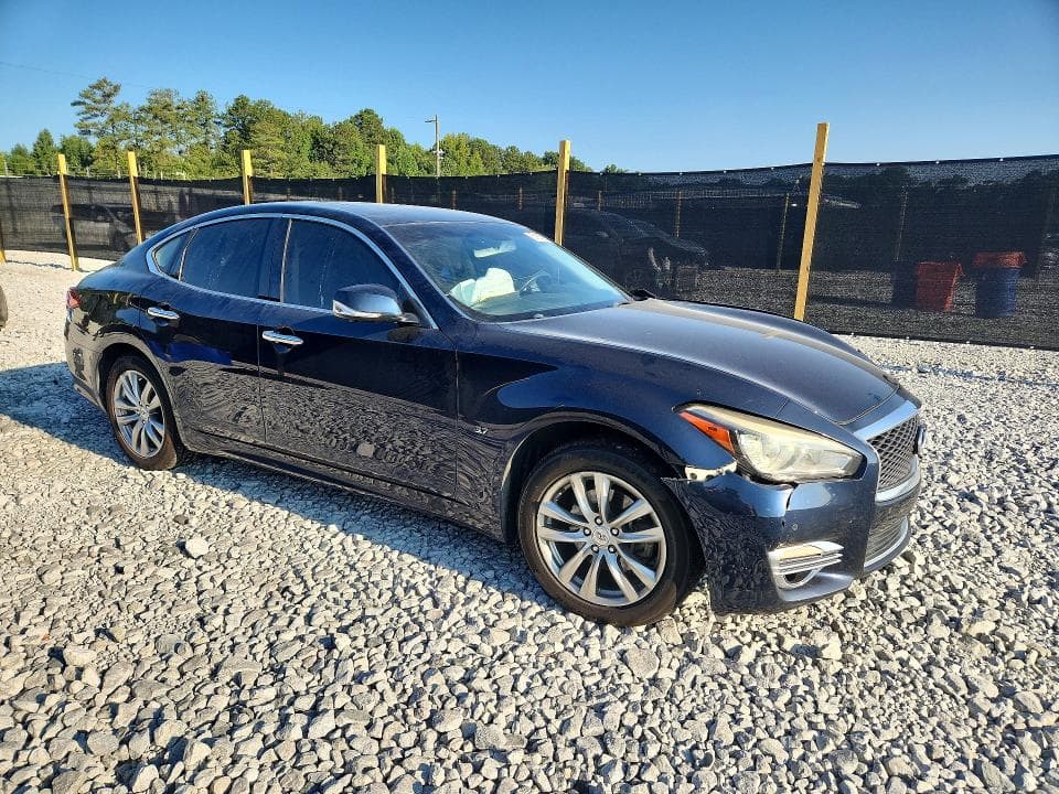 2018 INFINITI Q70 3.7 LUXE 4