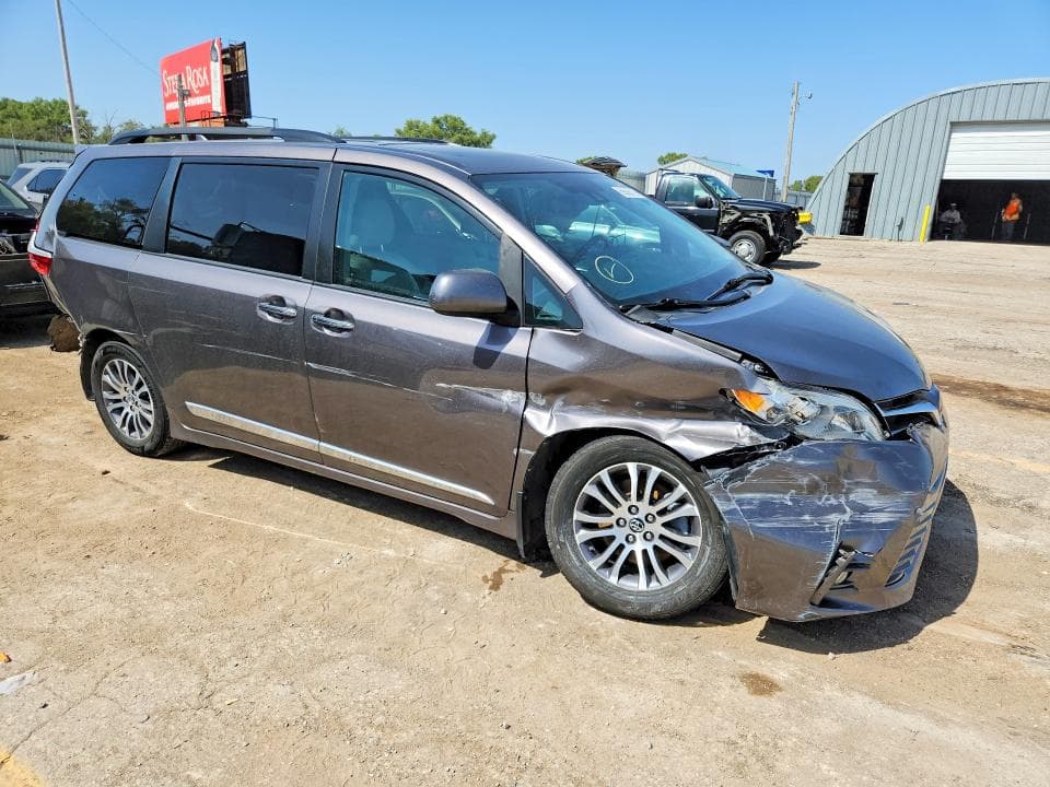 2019 TOYOTA SIENNA XLE 8-PASSENGER 4