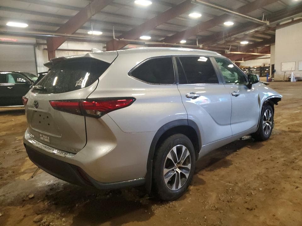 2023 TOYOTA HIGHLANDER XLE 3