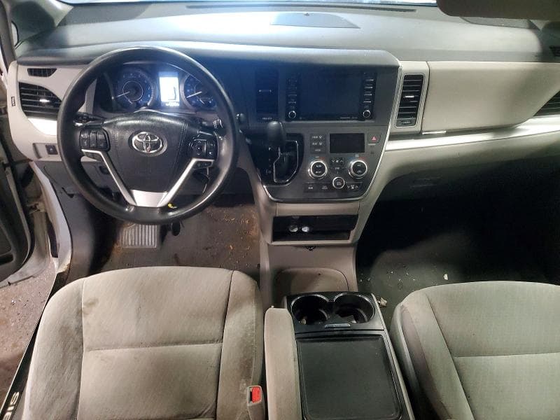 2019 TOYOTA SIENNA LE 8