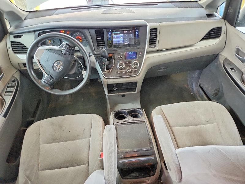 2017 TOYOTA SIENNA LE 8