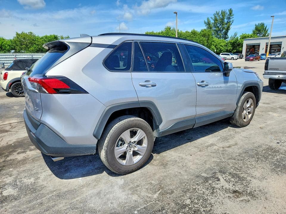 2025 TOYOTA RAV4 XLE 3