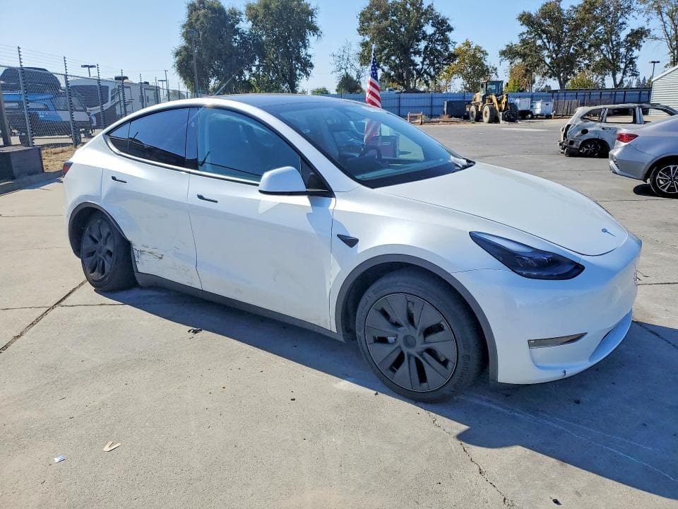 2025 TESLA MODEL Y 4