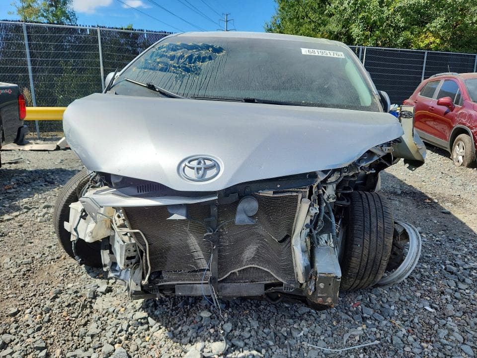 2017 TOYOTA SIENNA LE 5