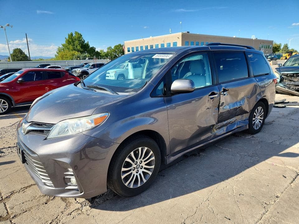 2018 TOYOTA SIENNA XLE 8-PASSENGER