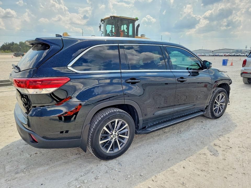 2018 TOYOTA HIGHLANDER XLE 3