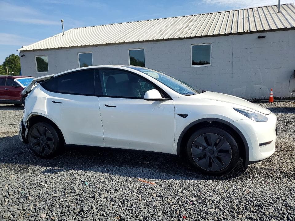 2024 TESLA MODEL Y 4
