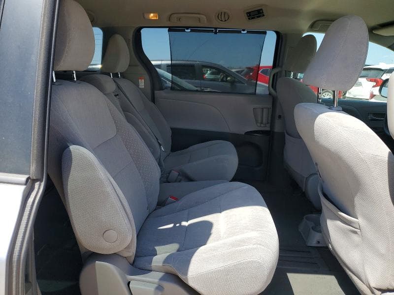 2018 TOYOTA SIENNA LE 11
