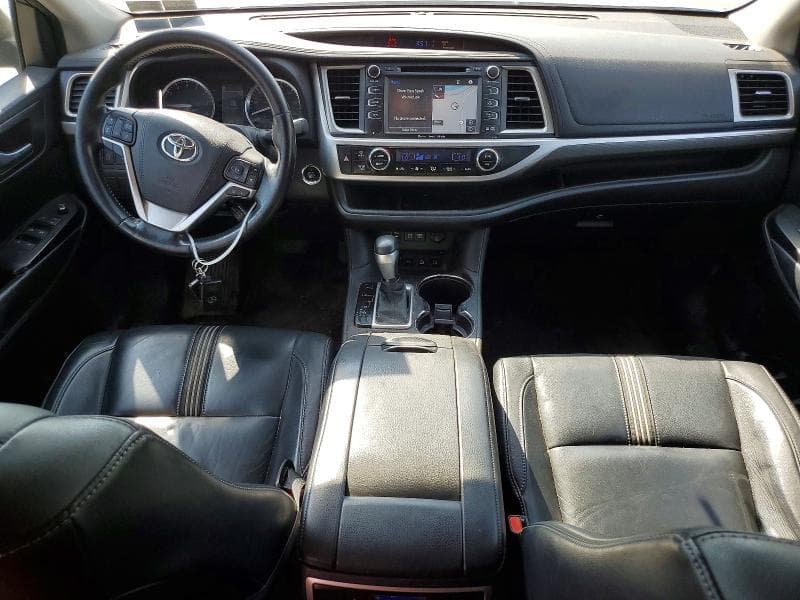 2017 TOYOTA HIGHLANDER SE 8
