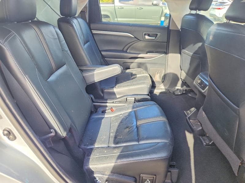 2017 TOYOTA HIGHLANDER SE 11