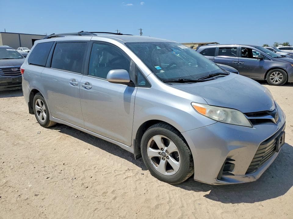 2018 TOYOTA SIENNA LE 4