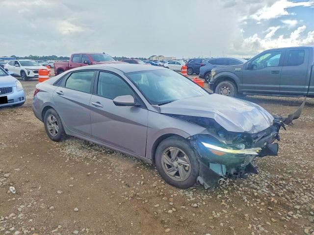 2025 HYUNDAI ELANTRA SE 4