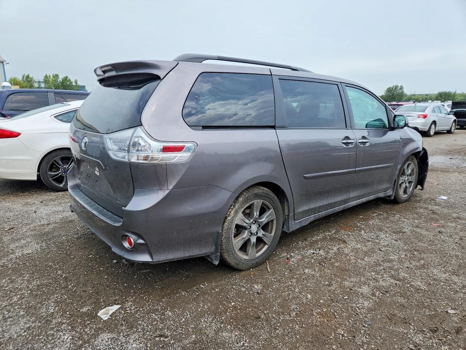 2017 TOYOTA SIENNA SE 3