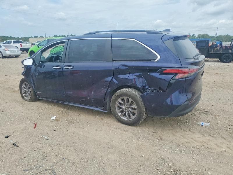2021 TOYOTA SIENNA XLE 4