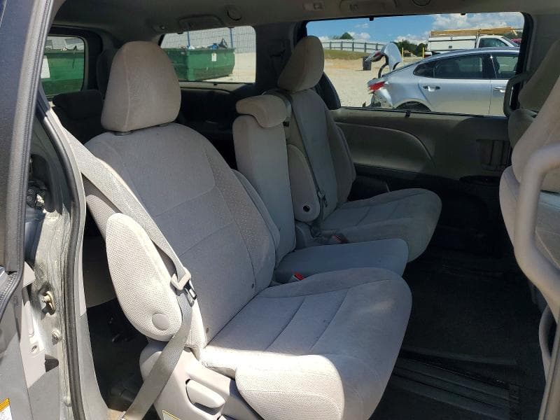 2017 TOYOTA SIENNA LE 11