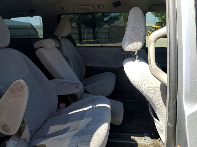 2017 TOYOTA SIENNA LE 11