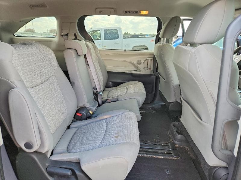 2022 TOYOTA SIENNA LE 11