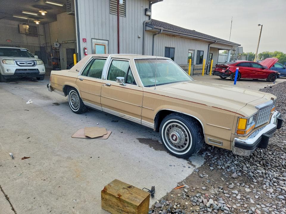 1985 FORD LTD CROWN VICTORIA 4