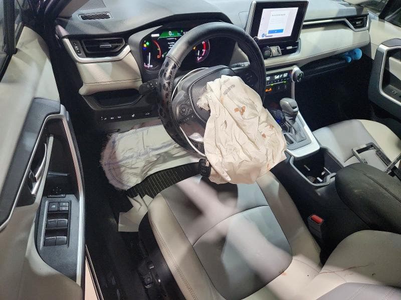 2025 TOYOTA RAV4 XLE PREMIUM 8