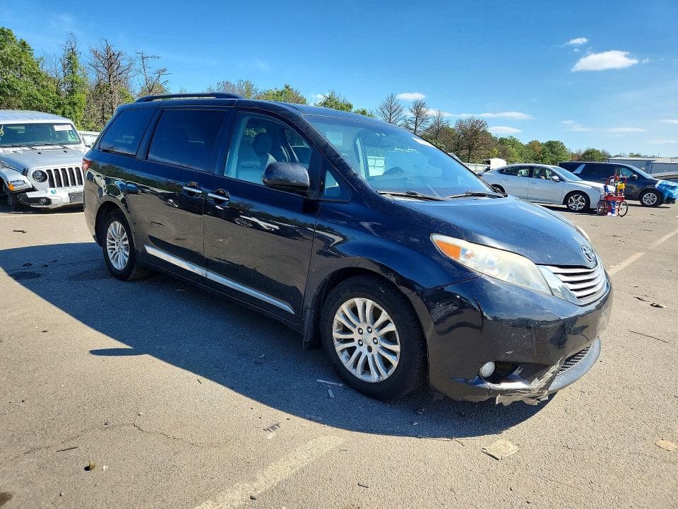 2017 TOYOTA SIENNA XLE 8-PASSENGER 4