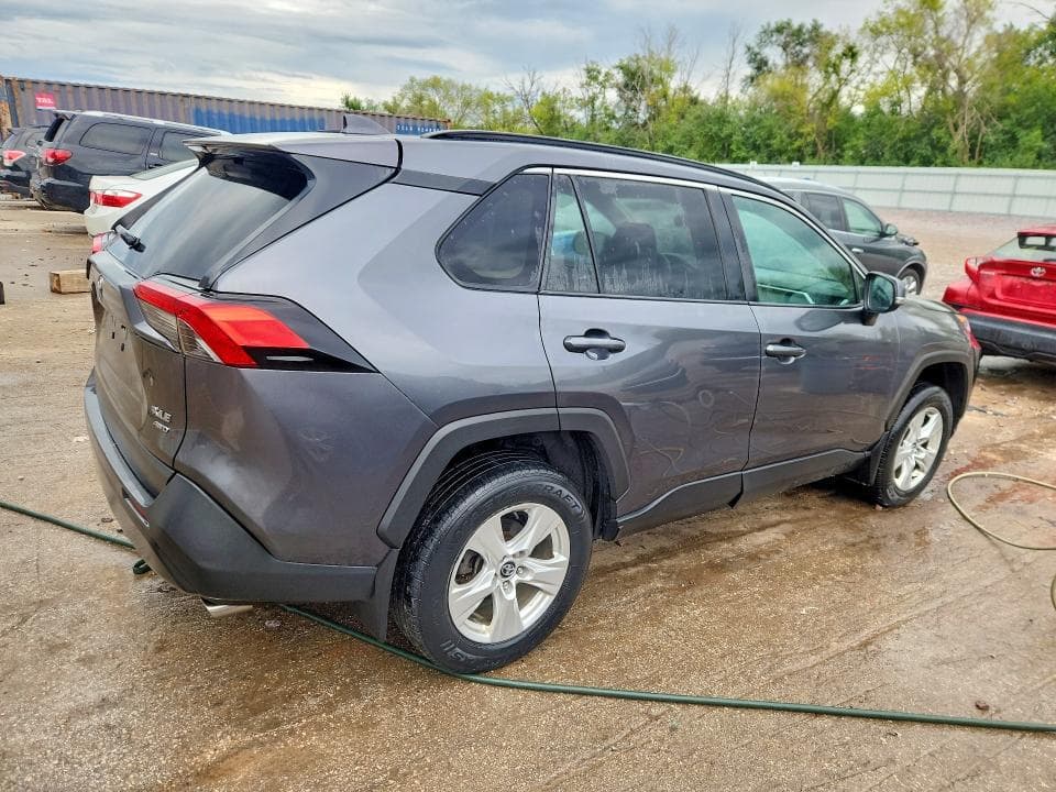 2020 TOYOTA RAV4 XLE 3