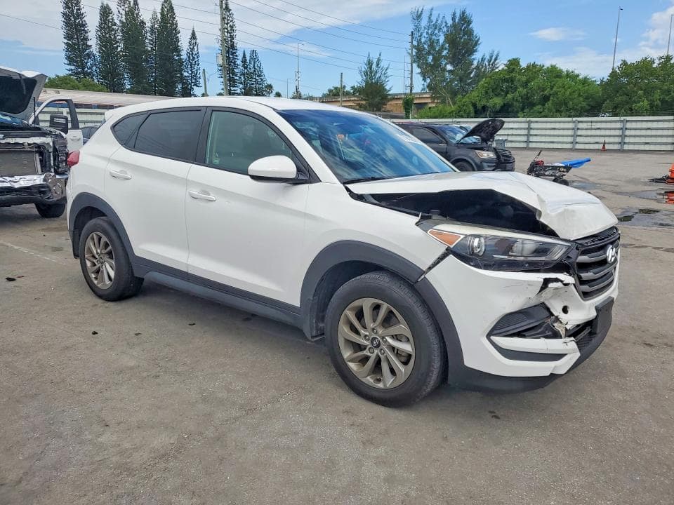 2017 HYUNDAI TUCSON SE 4