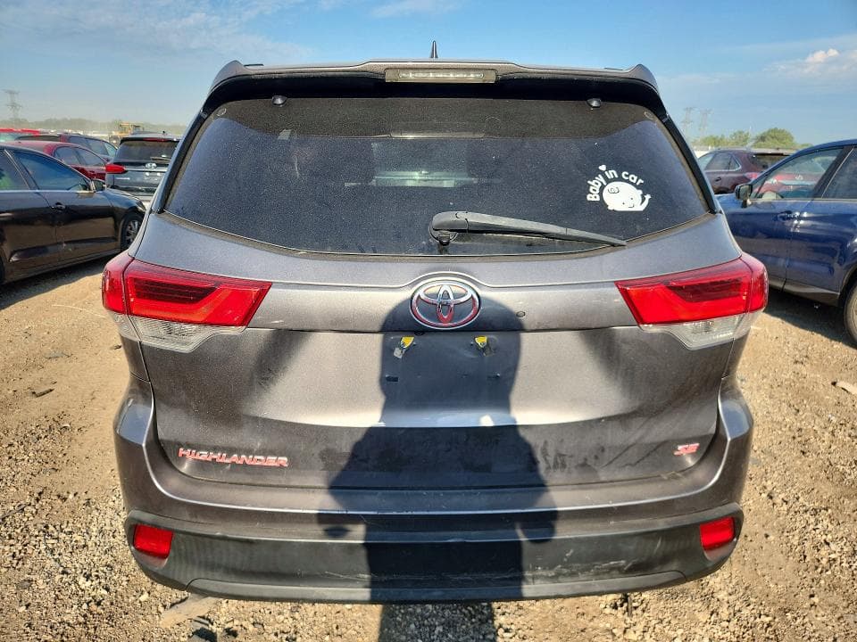 2017 TOYOTA HIGHLANDER SE 6