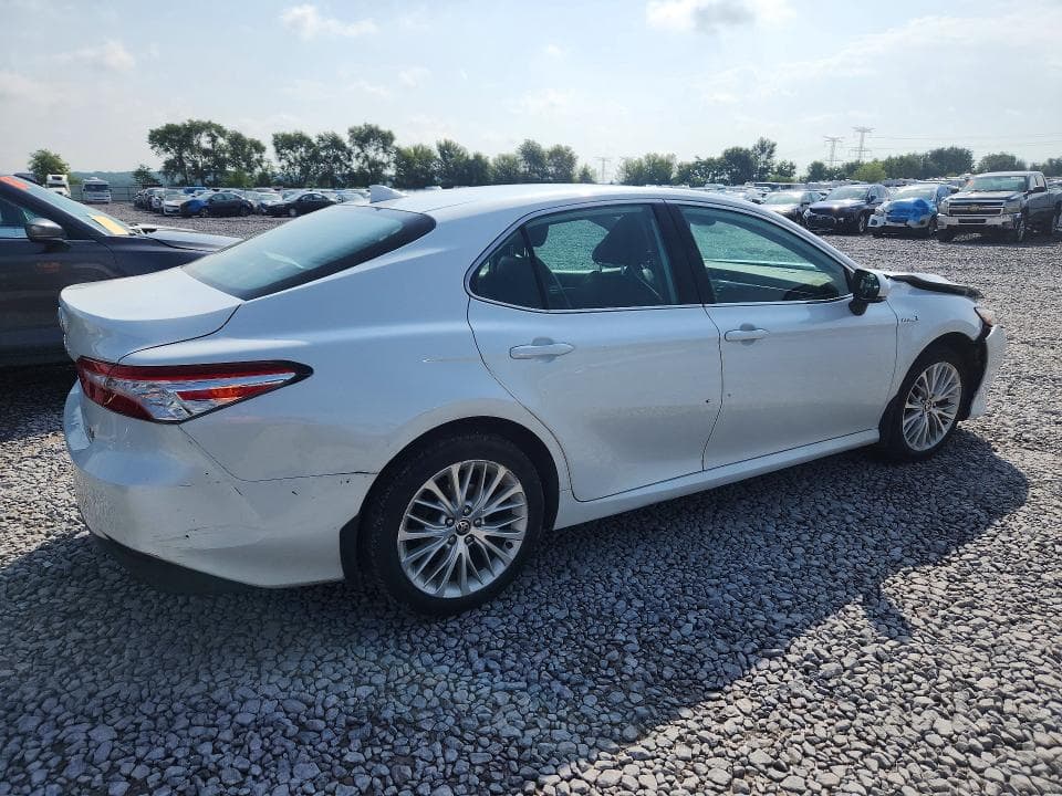2020 TOYOTA CAMRY XLE 3