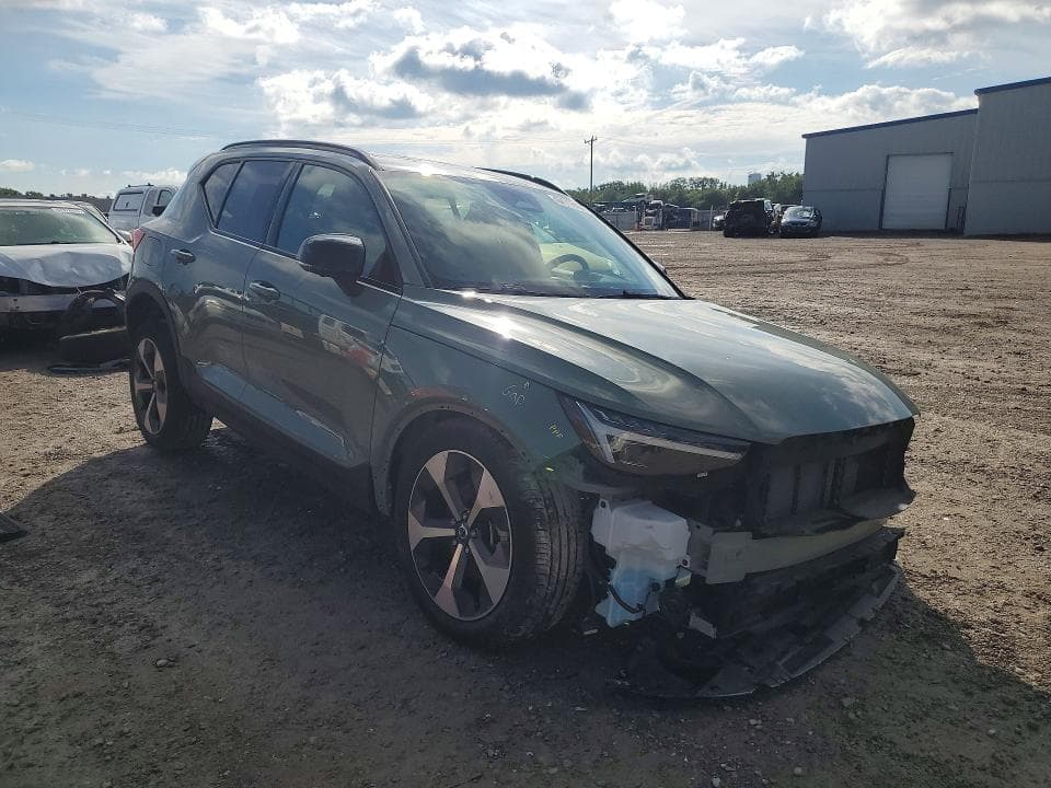 2024 VOLVO XC40 PLUS 4