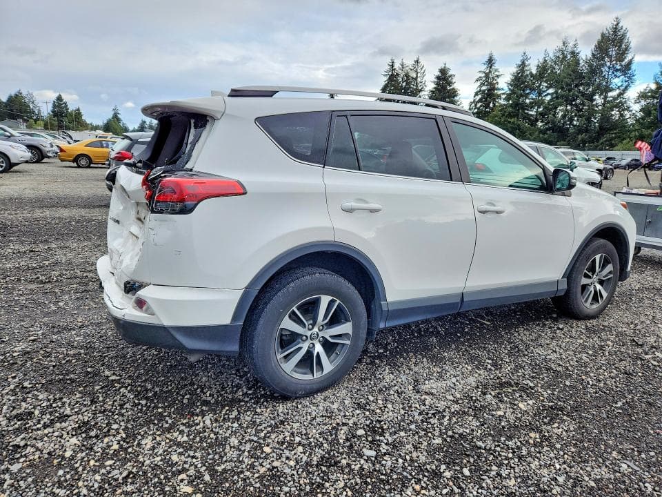 2018 TOYOTA RAV4 XLE 3