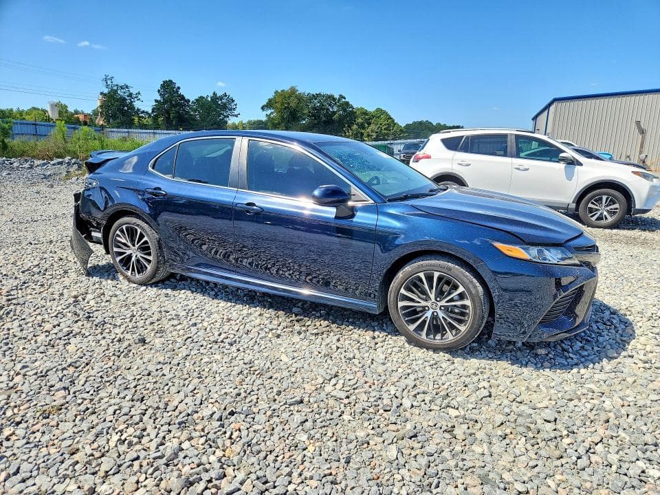 2020 TOYOTA CAMRY SE 4