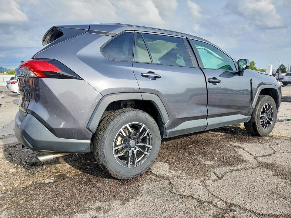 2020 TOYOTA RAV4 XLE 3