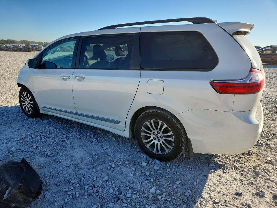 2018 TOYOTA SIENNA XLE 8-PASSENGER 2