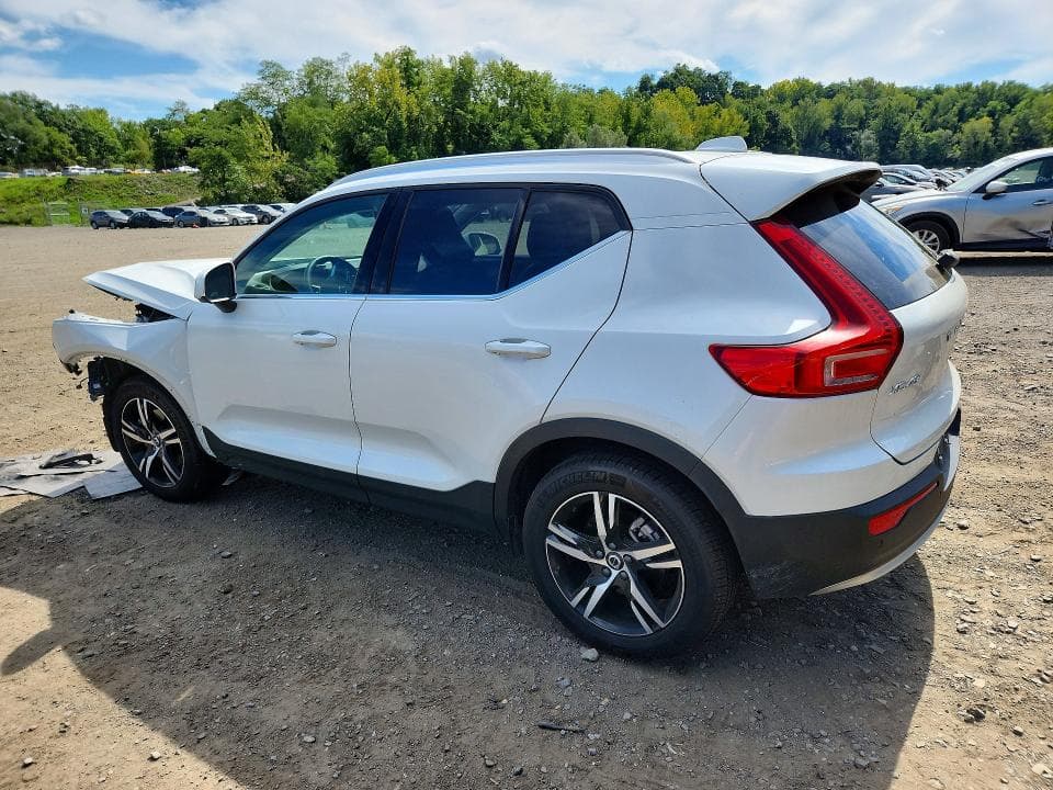 2025 VOLVO XC40 CORE 2