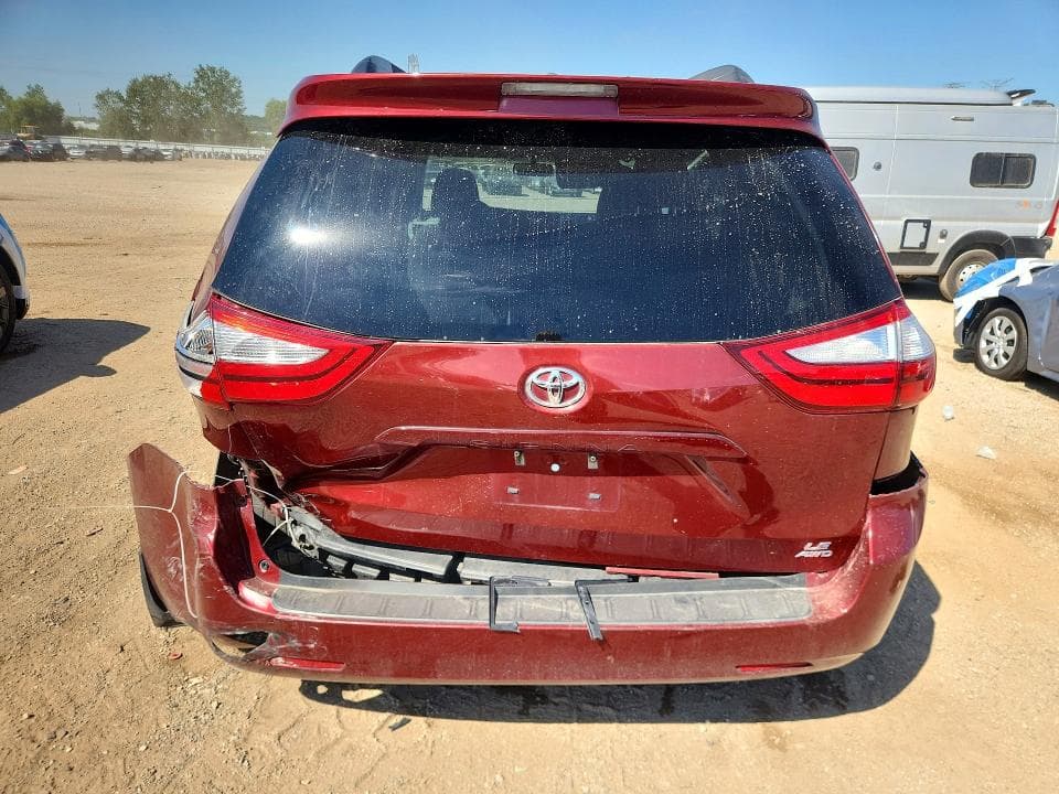 2017 TOYOTA SIENNA LE 6
